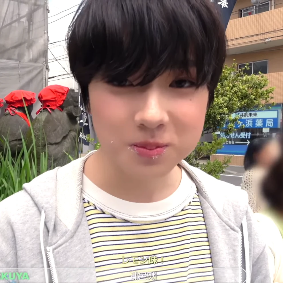부스러기 잔뜩 묻은 빵