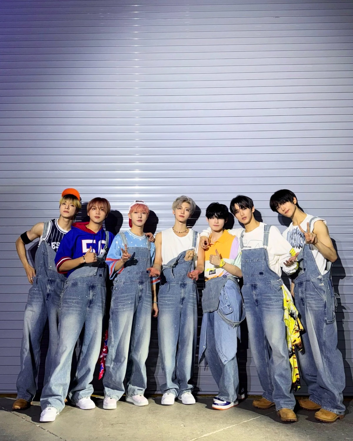 지성이 민소매 위 자켓 벗었네 사진에서는